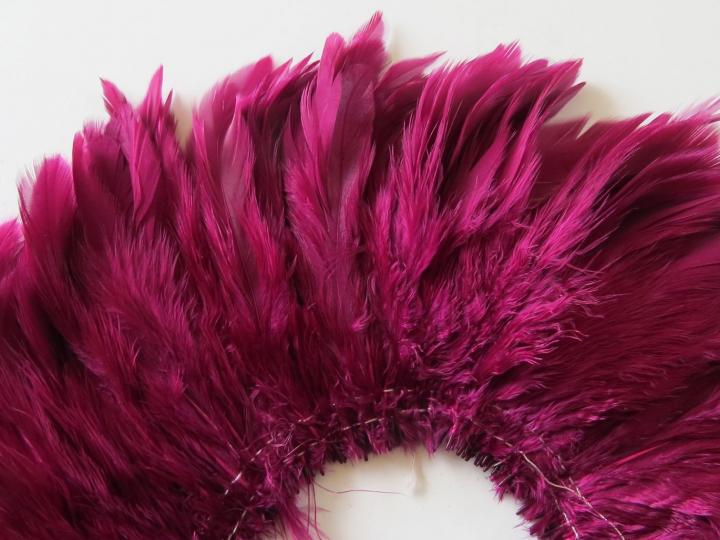 Beet Root Schlappen Strung Feathers Closeup