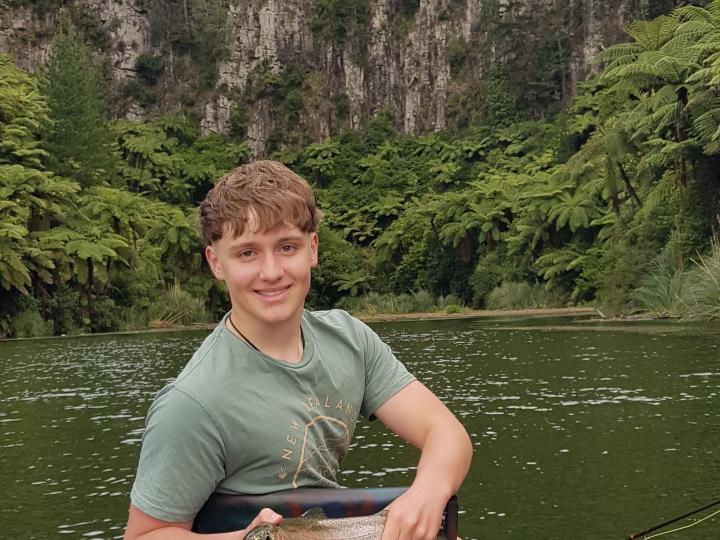 Rainbow on a cone head krystal black bugger