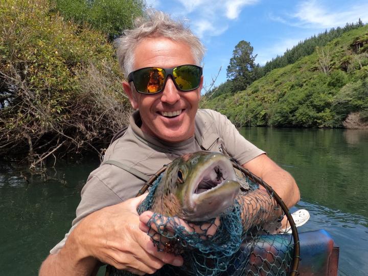 parachute_black_cricket