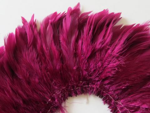 Beet Root Schlappen Strung Feathers Closeup